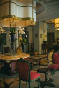 une chambre avec des chaises et une table fleurie. dans l'établissement Castival Hotel, à Sidé