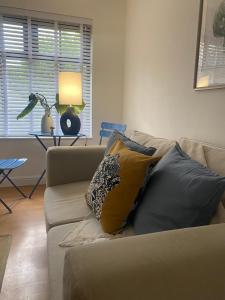 uma sala de estar com um sofá com almofadas em Lakeside View 2, Perton Village em Wolverhampton