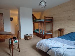 1 dormitorio con 1 cama, escritorio y literas en ACCOTINAE en Mont-Saxonnex