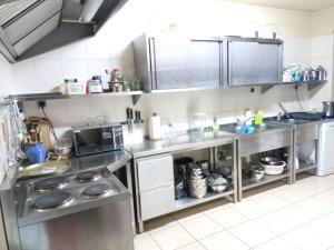 Kuchnia lub aneks kuchenny w obiekcie CHATA MANIOWY Wyspa Ciszy - Agroturystyka, nieopodal Czorsztyna, Maniowy i Kluszkowce nad Zalewem Czorsztynskim