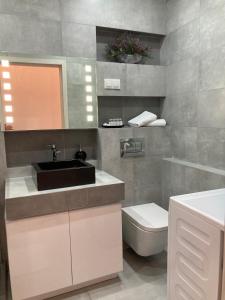 uma casa de banho com um lavatório e um WC em Apartament VIP em Cracóvia