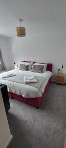 מיטה או מיטות בחדר ב-Modern Town House in Mid Wales