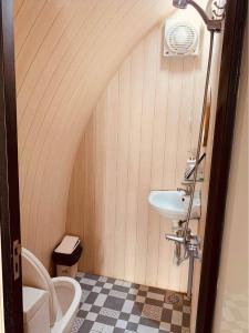 La salle de bains est pourvue d'un lavabo et de toilettes. dans l'établissement Villa Biển Xanh 1 - View Biển Đảo Phú Quý, à Cu Lao Thu