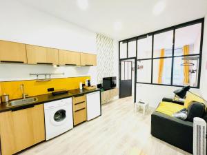 Il comprend une cuisine et un salon avec un lave-linge et un sèche-linge. dans l'établissement Loft NYC - Hyper centre, à Nantes