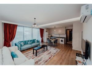 Fortunella Suites في فينيقيه: غرفة معيشة مع أريكة وطاولة