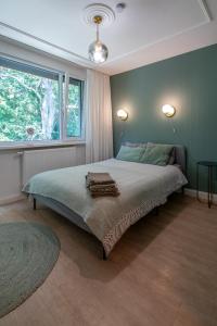 Un dormitorio con una cama con dos luces. en Apartament Fala Metro SGH Klub Stodoła Parking Parkview Fast Wifi, en Varsovia