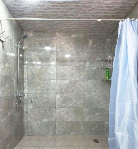 bagno con doccia e tenda doccia di Ohanatun - House with swimming pool in Byurakan a Byurakan