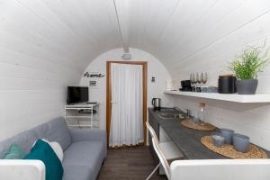 een woonkamer met een bank en een tafel bij Agriturismo Scuderia della Valle in Valsecca