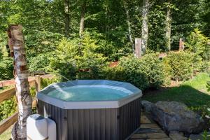 una gran bañera de hidromasaje en un patio con árboles en Agriturismo Scuderia della Valle, en Valsecca