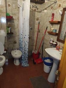 appartamento Cima في فيومالبو: حمام مع حوض ومرحاض ودش