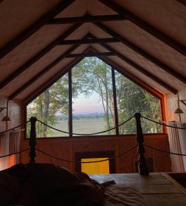 Zimmer mit einem großen Fenster in einer Hütte in der Unterkunft Zasavčanka in Sremska Mitrovica