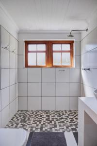 een badkamer met een toilet en een raam bij Somerset Gift Getaway Farm in Swellendam