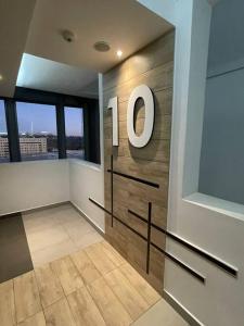 um quarto com uma placa na parede em 2 bedrooms apartment em Joanesburgo