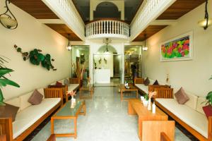 een lobby van een restaurant met banken en tafels bij Ambassador Hill in Yangon