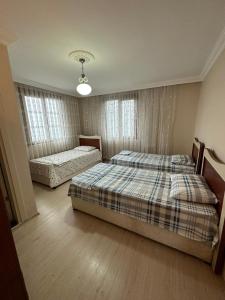 1 dormitorio con 2 camas en una habitación en Doğanın içinde eşsiz manzara, en Cayeli