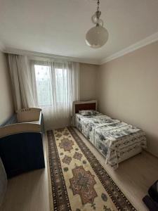 a bedroom with a bed and a window and a rug at Doğanın içinde eşsiz manzara in Cayeli