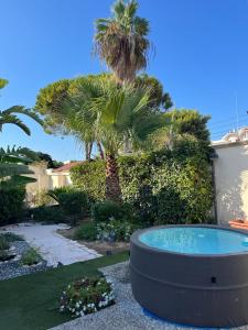 duża wanna w ogrodzie z palmą w obiekcie Villa Italia w mieście Tarent