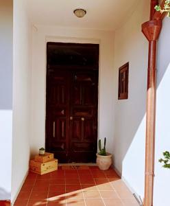Habitación con puerta marrón y suelo de baldosa. en Villa Teresa - Appartamento La Taverna Cilento - Ceraso, en Ceraso
