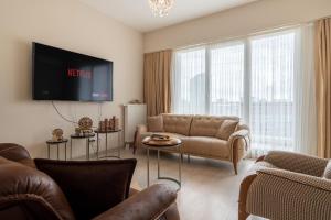 un soggiorno con divano e TV di Lux 2 Bedrooms in High End Near Mall of Istanbul a Istanbul