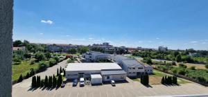 une vue aérienne sur un bâtiment avec un parking dans l'établissement iComfort Aparthotel, à Timişoara