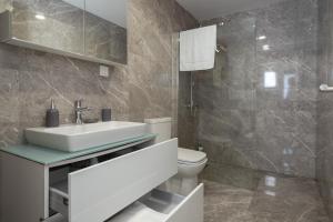 bagno con lavandino e servizi igienici di Lux 2 Bedrooms in High End Near Mall of Istanbul a Istanbul