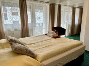 カルパチにあるAzalia Karpaczの窓付きの客室の大型ベッド1台分です。