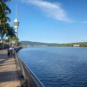 een grote hoeveelheid water met een toren op de achtergrond bij Loveyna guest house in Kuantan