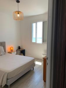 - une chambre blanche avec un lit et une fenêtre dans l'établissement Magnifique maison avec vue mer hauteur de Bastia, à Bastia