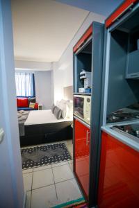 una camera con cucina e una camera con letto di Adriana's downtown studio-parking lot included a Patra