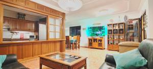 a living room with a coffee table and a kitchen at Villa Verde Mar in Tinajo