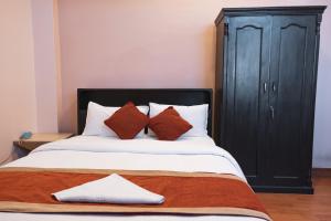 Postel nebo postele na pokoji v ubytování Nepalaya Hotel