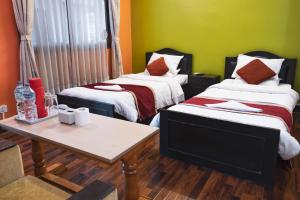 Postel nebo postele na pokoji v ubytování Nepalaya Hotel