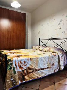 Narni ScaloにあるNarni.Umbriaのベッドルーム1室(毛布付きのベッド1台付)