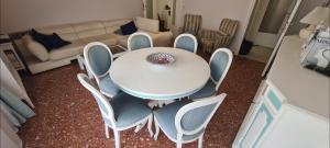 a white table and chairs in a living room at Home Rome Center in Rome