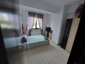 A bed or beds in a room at Roxana apartament