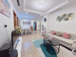 ein Wohnzimmer mit einem Sofa und einem Tisch in der Unterkunft Vinhomes Time City and Parkhill Premium Apartment in Hanoi