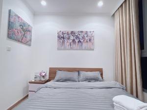 ein Schlafzimmer mit einem Bett und einem Wandgemälde in der Unterkunft Vinhomes Time City and Parkhill Premium Apartment in Hanoi