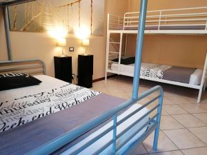 sypialnia z 2 łóżkami piętrowymi i 2 łóżkami w obiekcie Sulla strada per il lago CIR - O17161CNI00001 w mieście Rezzato