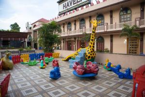 un grupo de juguetes de plástico frente a un edificio en Ambala Haveli en Ambāla