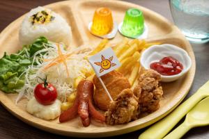 um prato de comida com frituras e batatas fritas em KIBOTCHA/キボッチャ em Higashimatsushima
