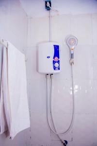 eine Dusche im Bad mit Duschkopf in der Unterkunft Mwiza in Kigali