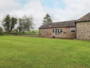 an old brick house with a large grass yard at The Gatehouse in Kendal