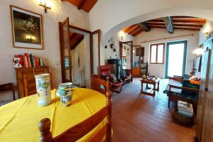 una sala de estar con una mesa amarilla en una habitación en Family Friendly Rosa House Amazing View - Happy Rentals en Barga