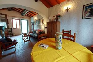 una sala de estar con una mesa amarilla con un libro. en Family Friendly Rosa House Amazing View - Happy Rentals, en Barga
