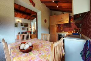 una cocina con una mesa con un tazón. en Family Friendly Rosa House Amazing View - Happy Rentals, en Barga