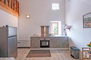 uma cozinha com um fogão e um frigorífico em Mazet Tornac em Tornac