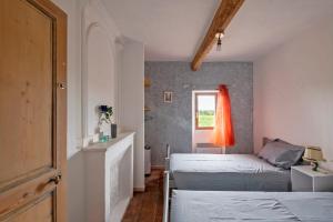 um quarto com 2 camas e uma janela em Mazet Tornac em Tornac