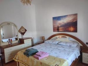 Säng eller sängar i ett rum på La villa al mare