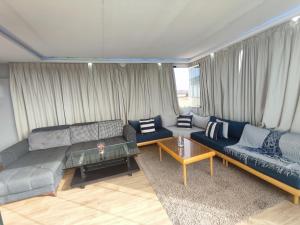 Posezení v ubytování appartment &Roof top duplex with solarium