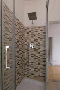 ein Bad mit einer Dusche mit einem Duschkopf in der Unterkunft Spazioso appartamento vicino EUR in Rom